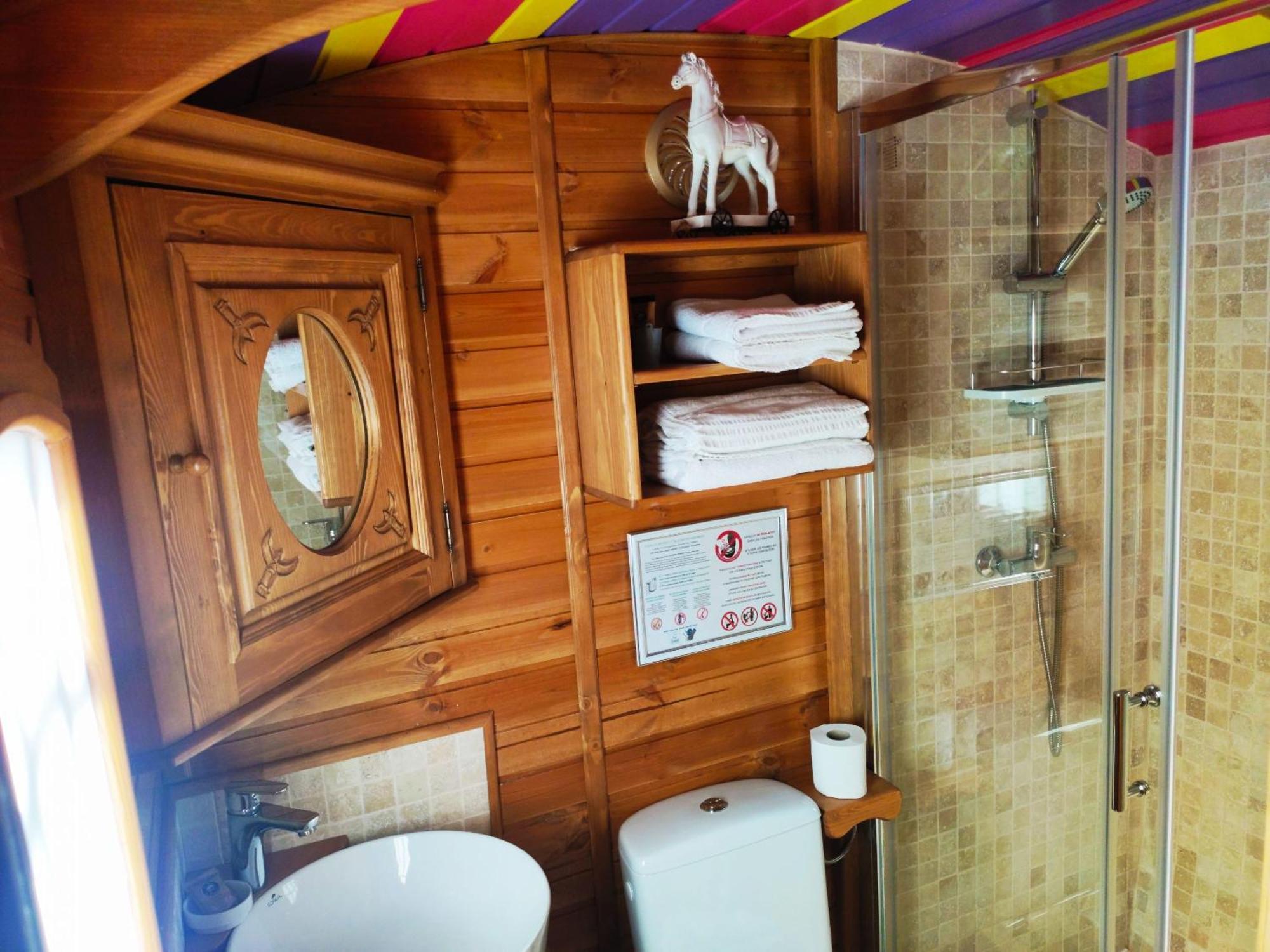 Logis Le Nid Du Pont De Gau Aparthotel Saintes-Maries-de-la-Mer Rom bilde